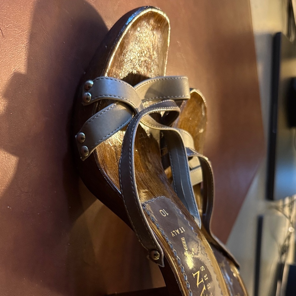 Italian Shoemakers Women's Brown Mules - Picture 12 of 12